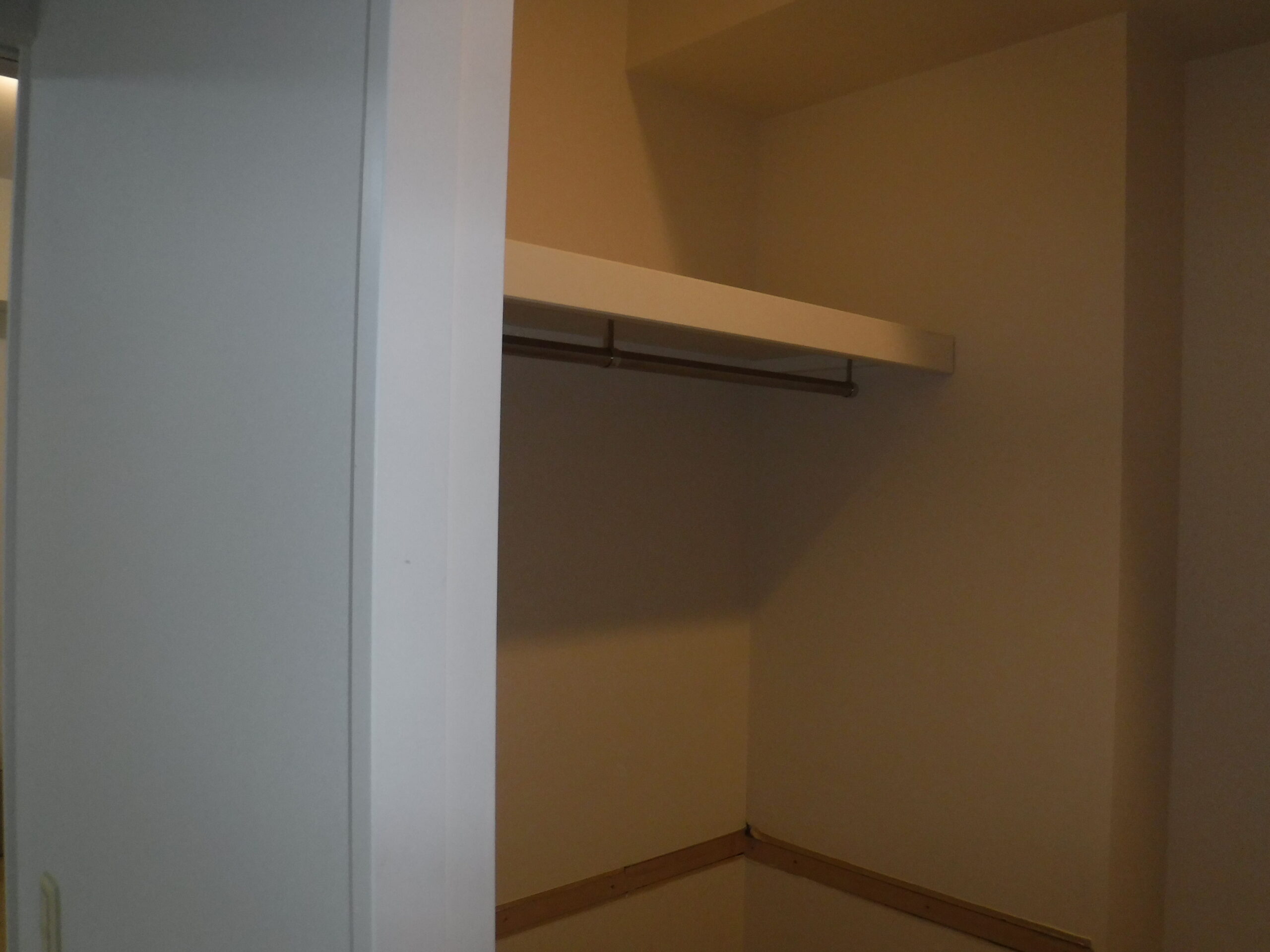 千葉市中央区U様邸で押入枕棚と可動棚を取付ました。