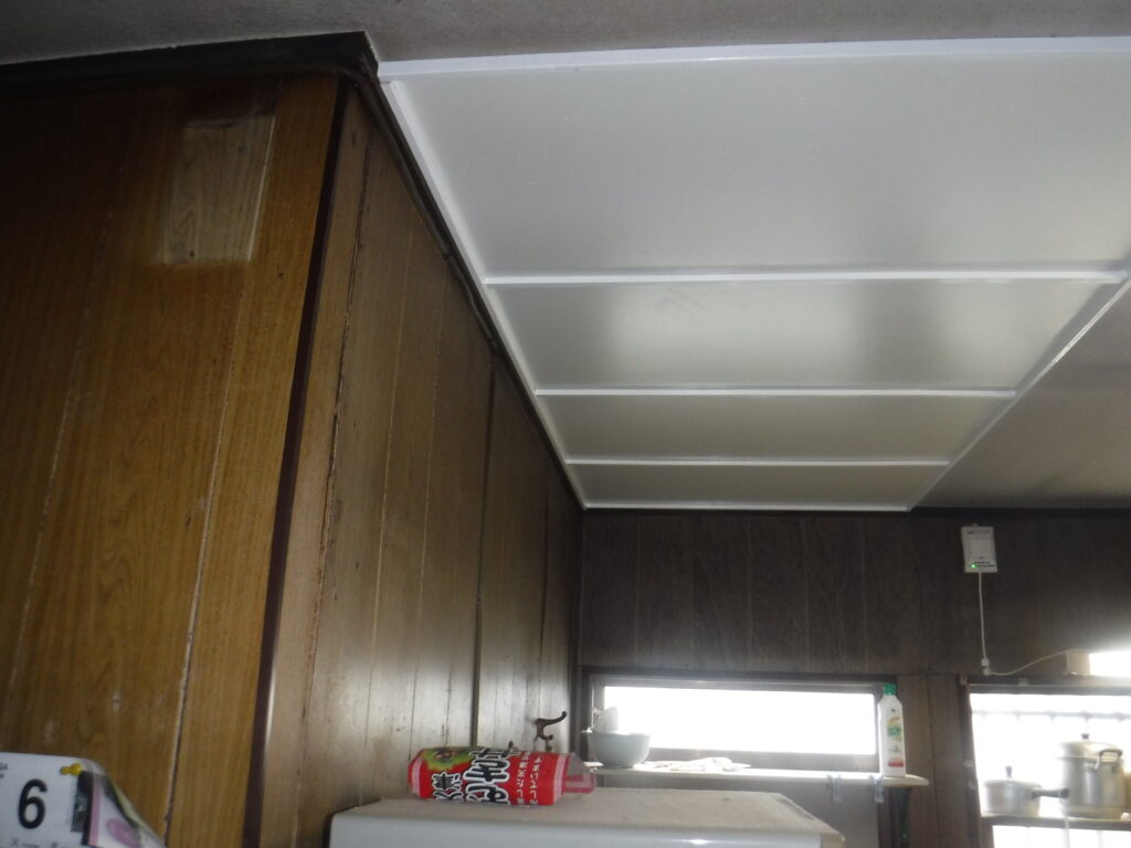 千葉市若葉区A様邸で台所の天井を補修しました。
